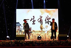 学生深情满满的演唱水木年华的《一生有你》