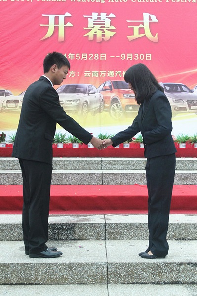 师生礼仪风采秀上的男女握手礼仪展示