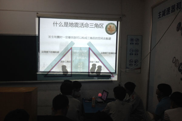 组织学生学习地震自救.jpg