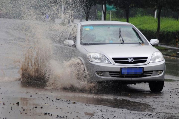 雨后为爱车做个检查.jpg