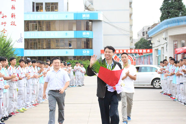 朱军教授到云南万通汽修学校进行讲学.jpg